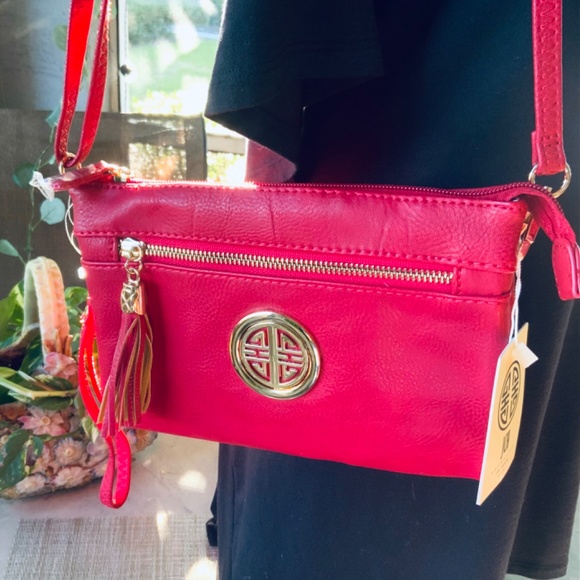 RED CROSSBODY w/MEDALLION / MESSENGER BAG⭐️ LIGHT WEIGHT- NEW CONDITION W/TAGS - Picture 6 of 14